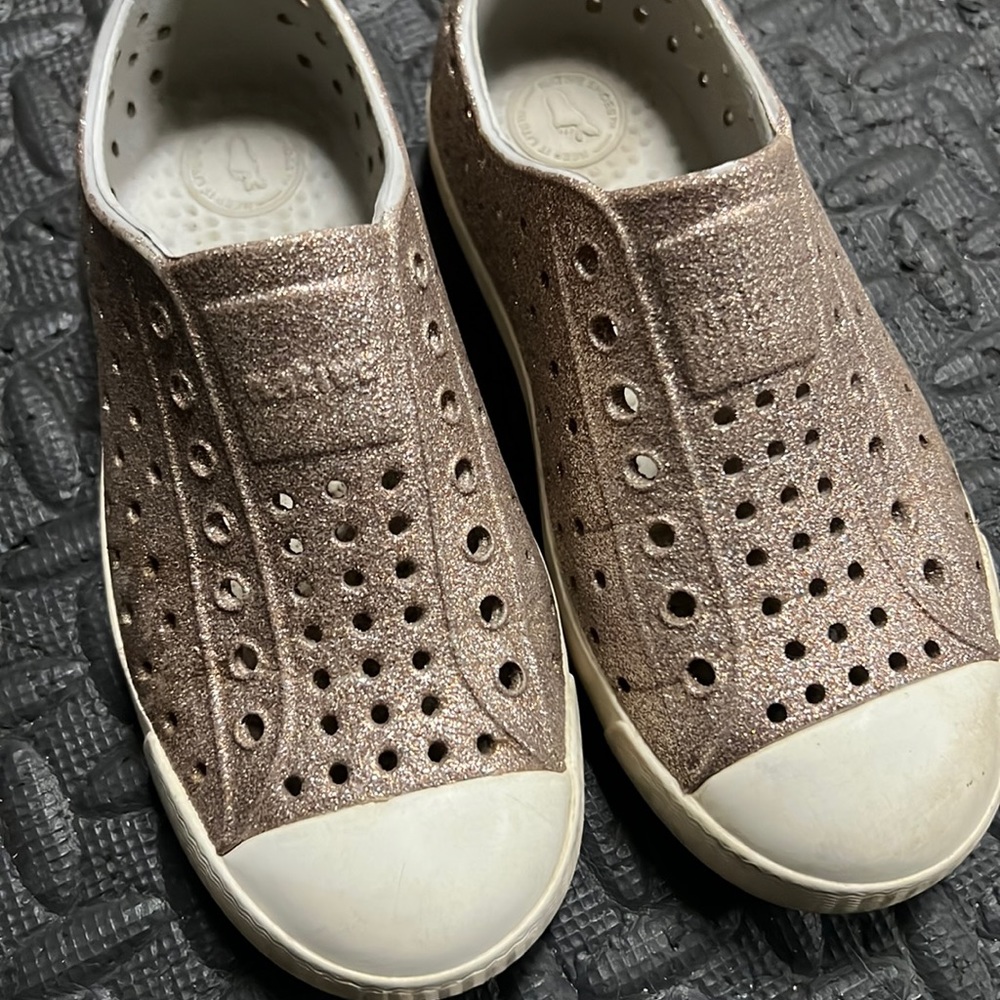 Gold sparkle natives size 12